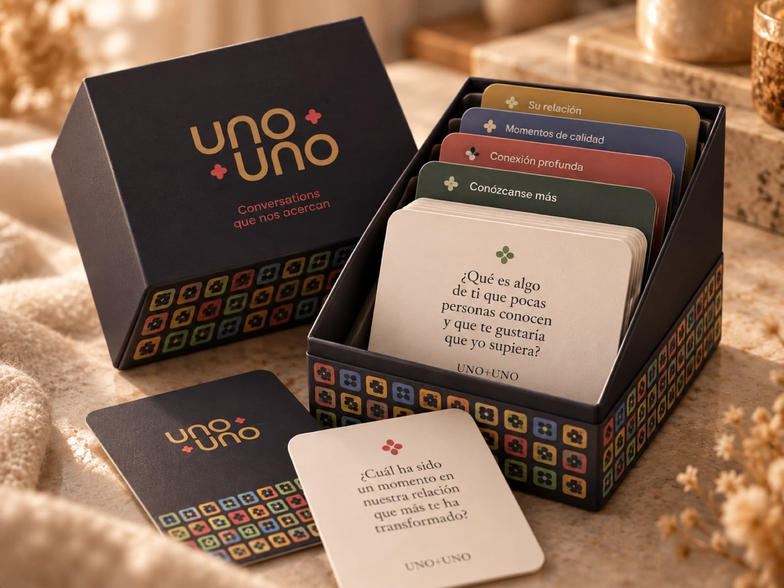 Caja de UNO+UNO abierta con las tarjetas de categorías y tarjetas de preguntas